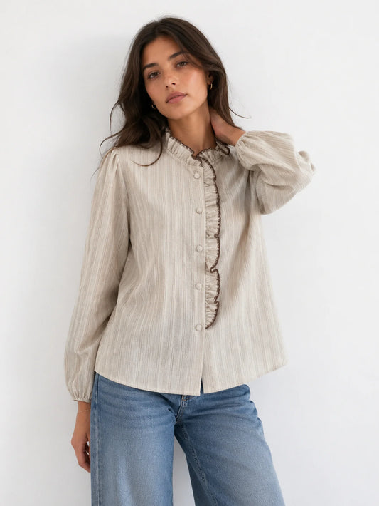 Combinación de camisa de textura de rayas con vaqueros en estilo casual chic