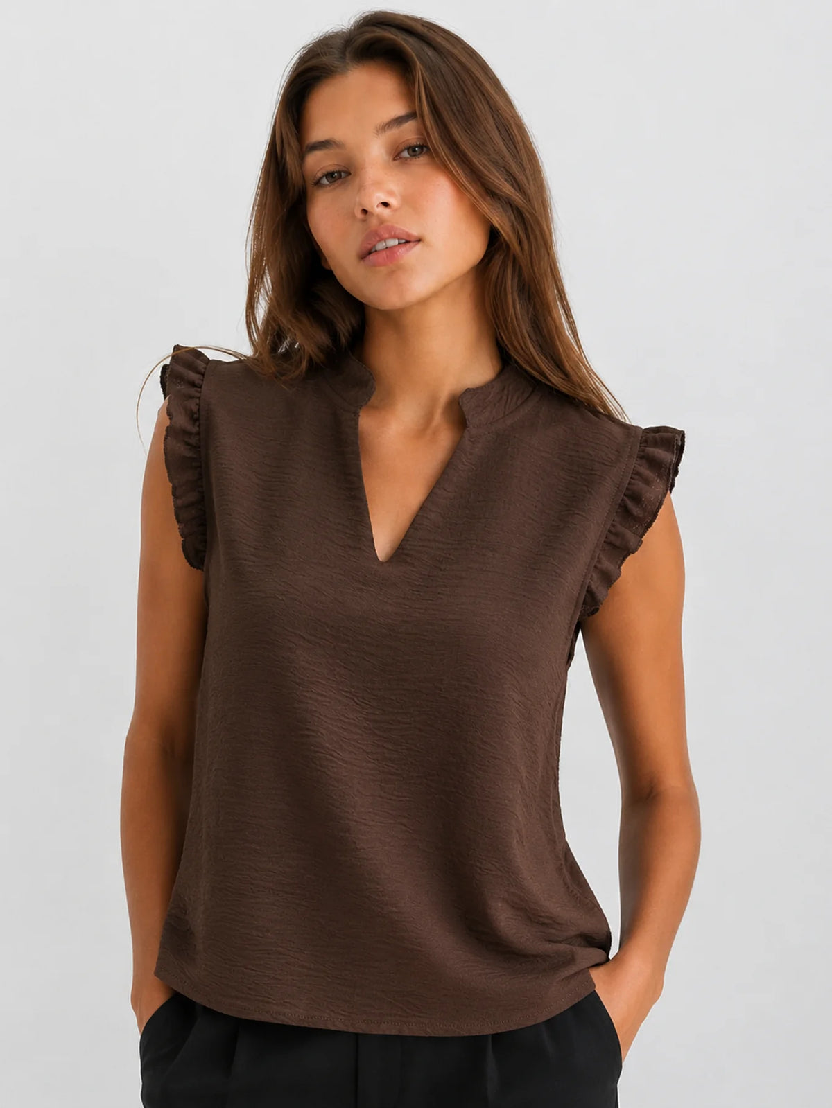 Blusa fluida marrón cuello pico con mangas voladas, vista frontal