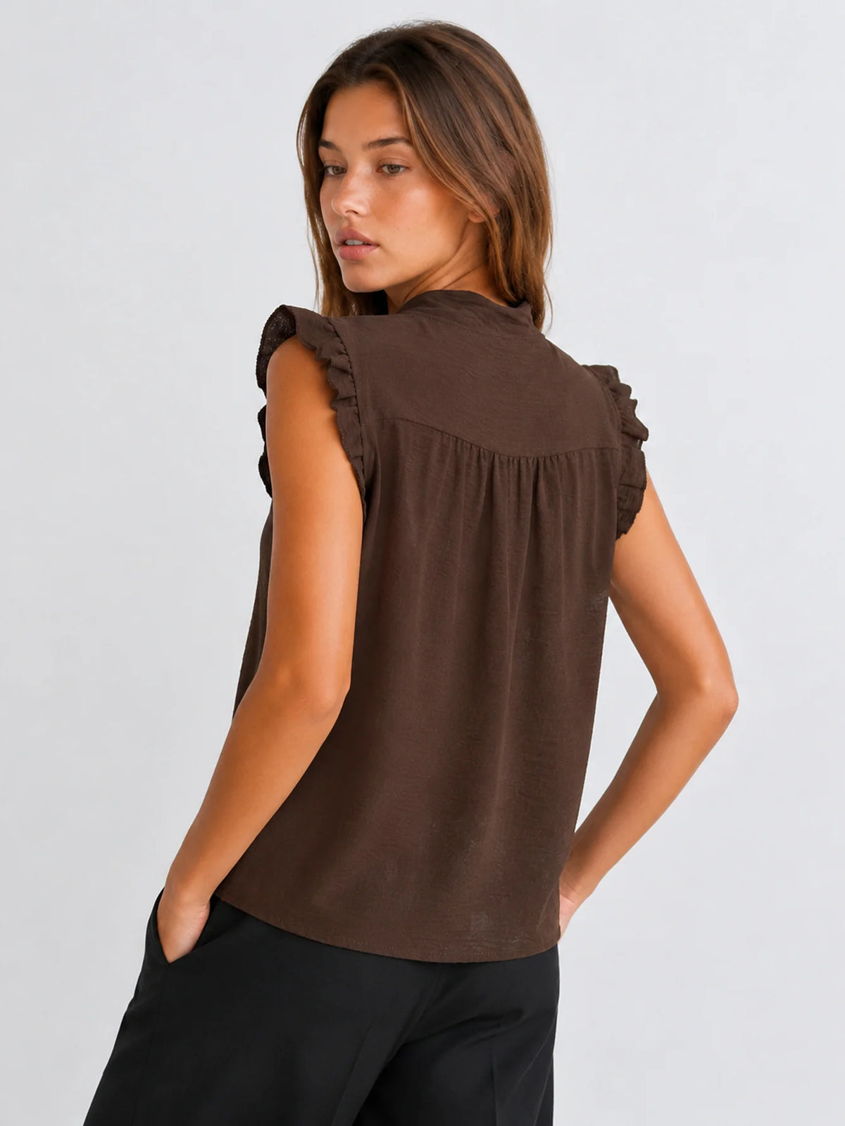 Blusa fluida marrón manga volante, detalle escote en pico