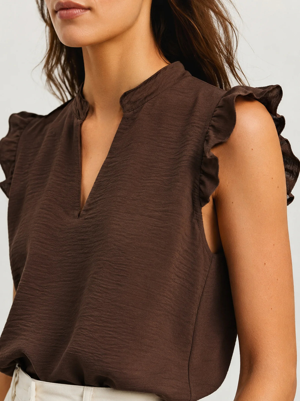 Blusa fluida marrón con mangas de volantes, vista lateral