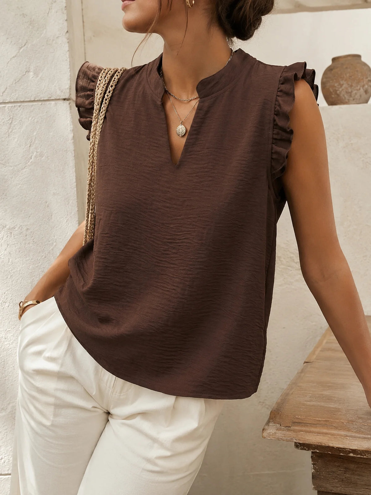 Blusa fluida marrón combinada con pantalón blanco