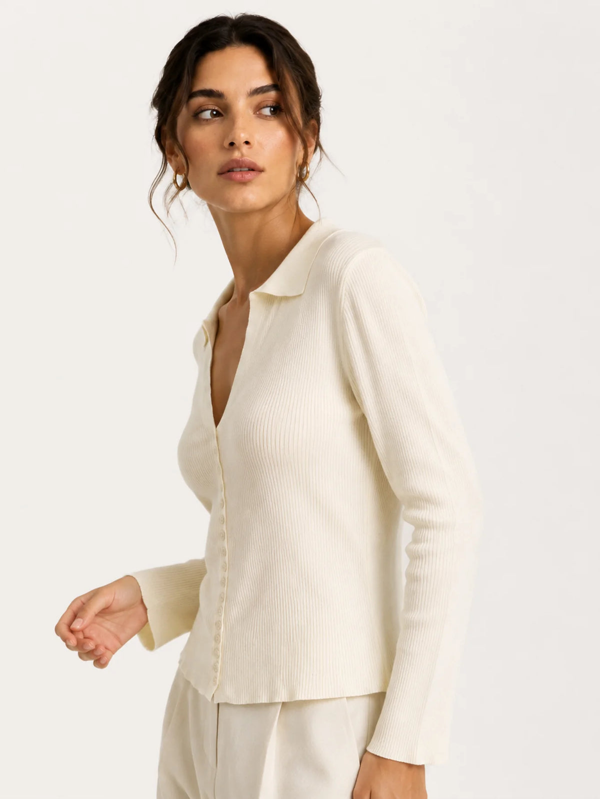 Jersey canalé beige de manga larga, detalle escote pico