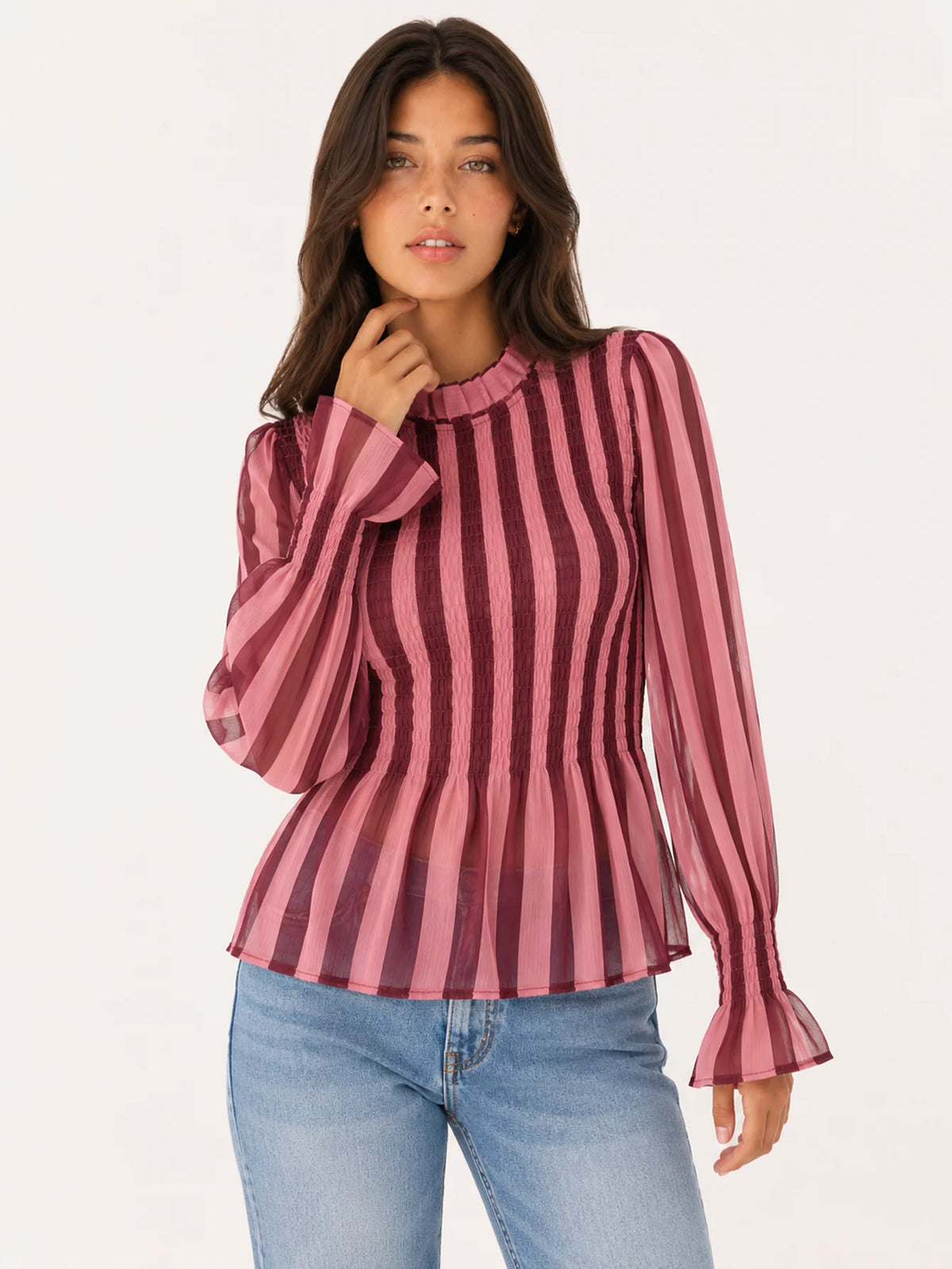 Mujer con blusa rayas y jeans, look completo