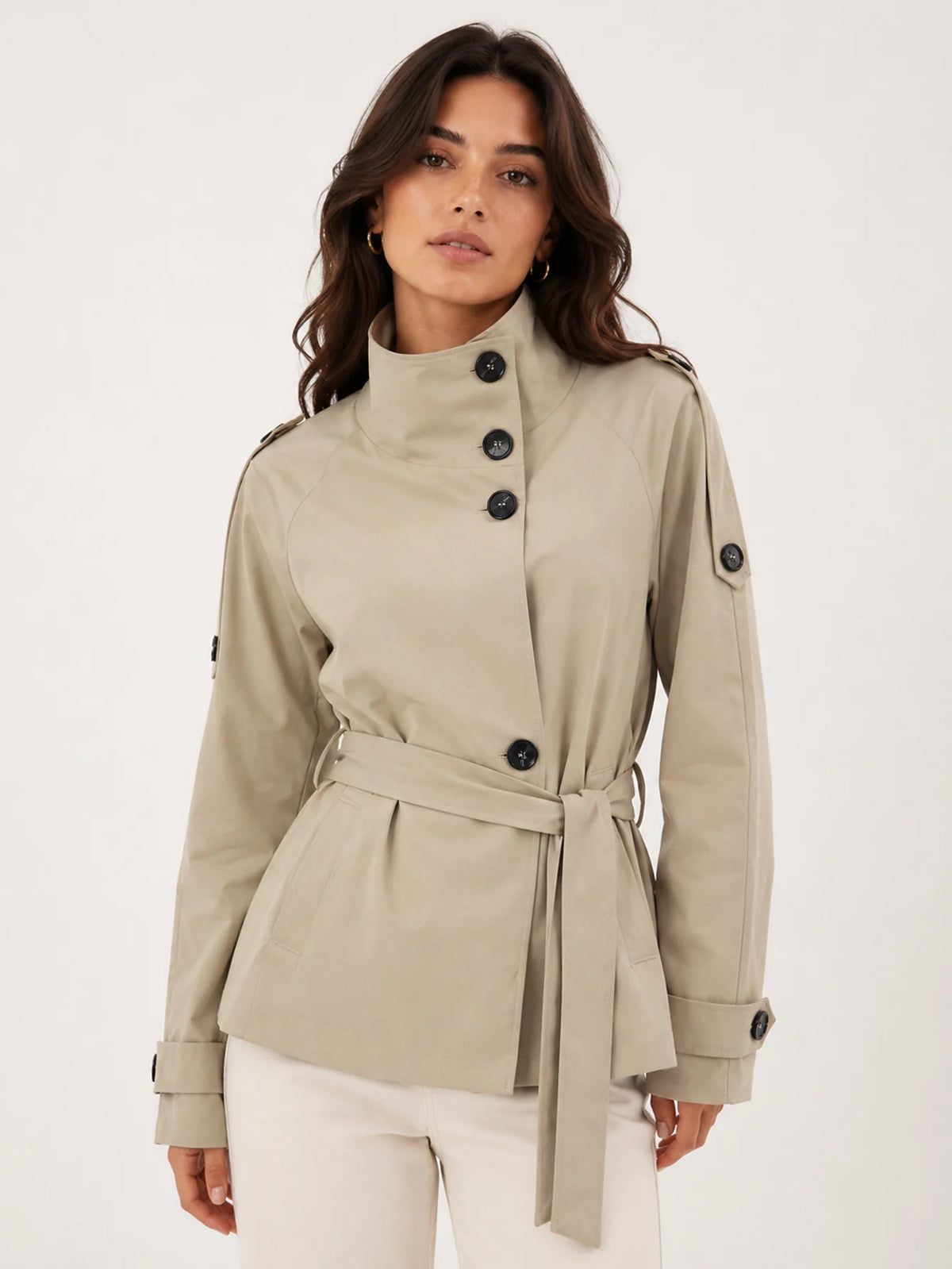 Chaqueta corta estilo gabardina color caqui con cuello subido y cinturón ajustable