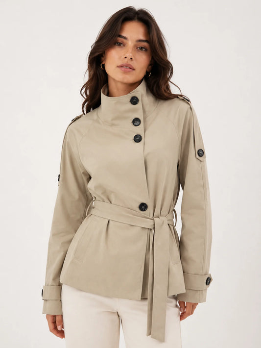 Chaqueta corta estilo gabardina color caqui con cuello subido y cinturón ajustable