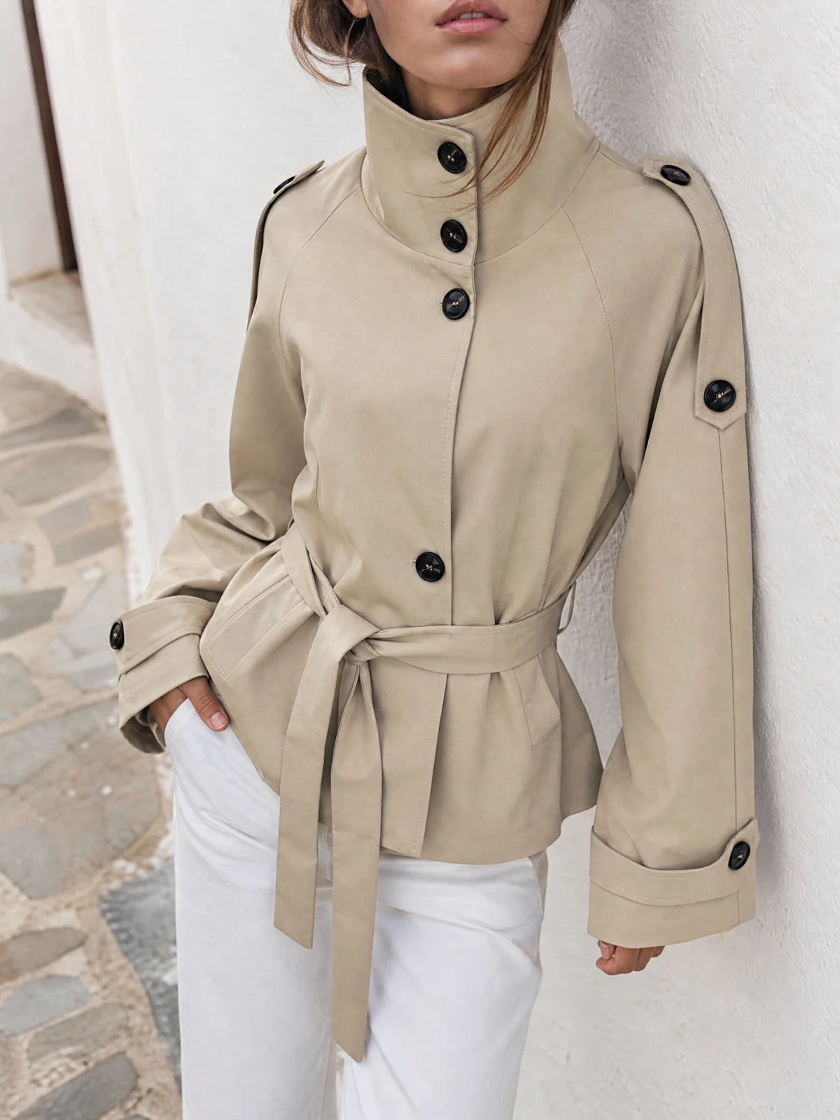 Chaqueta corta elegante con botones y cuello subido, estilo casual sofisticado