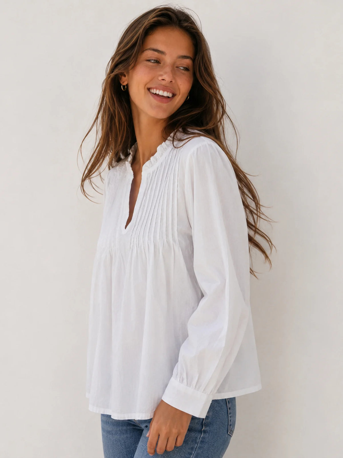 Blusa romántica blanca de algodón con pliegues delanteros y escote en pico NAIADRI