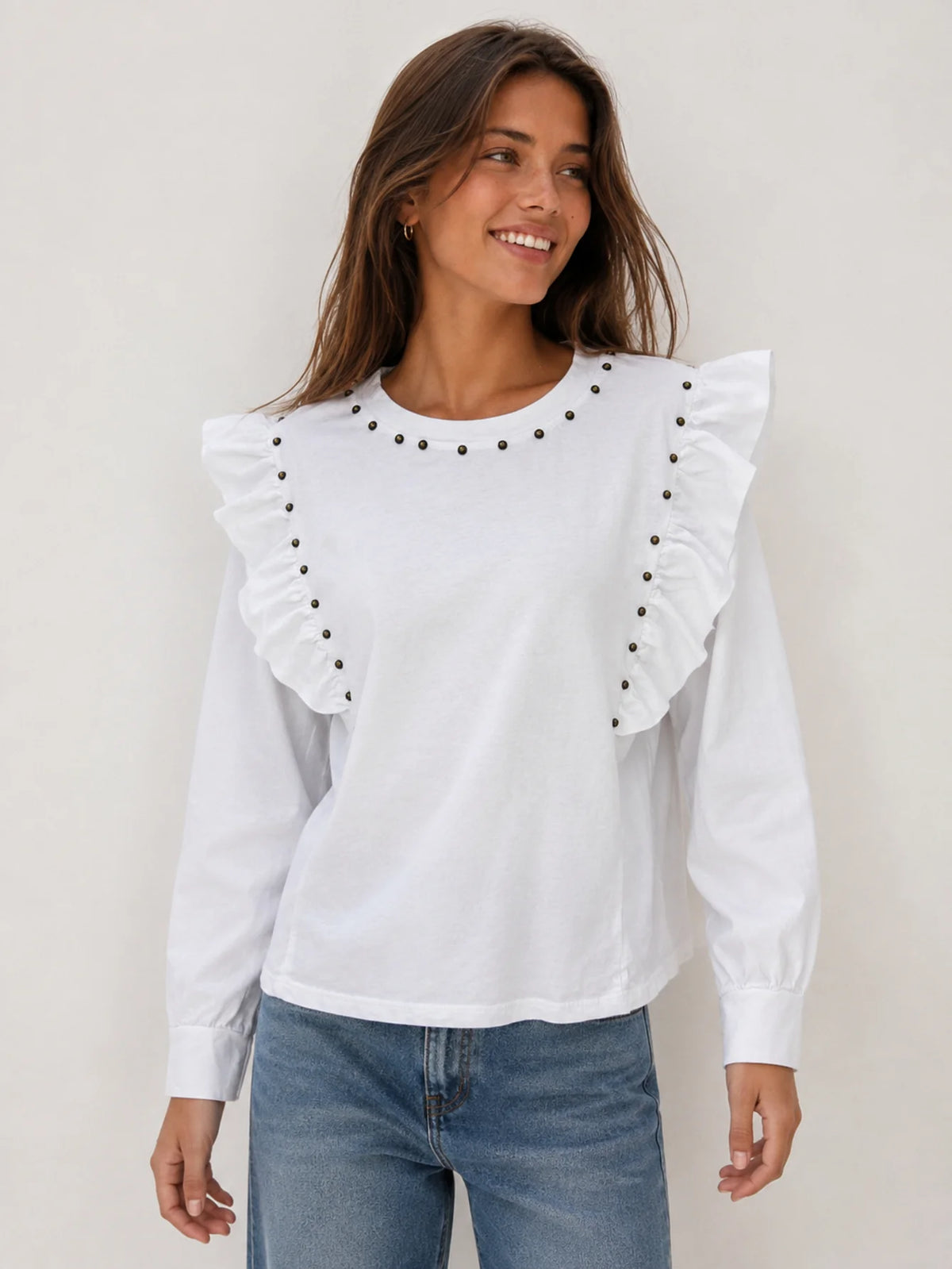 Camiseta de manga larga blanca con volantes y tachuelas estilo casual chic