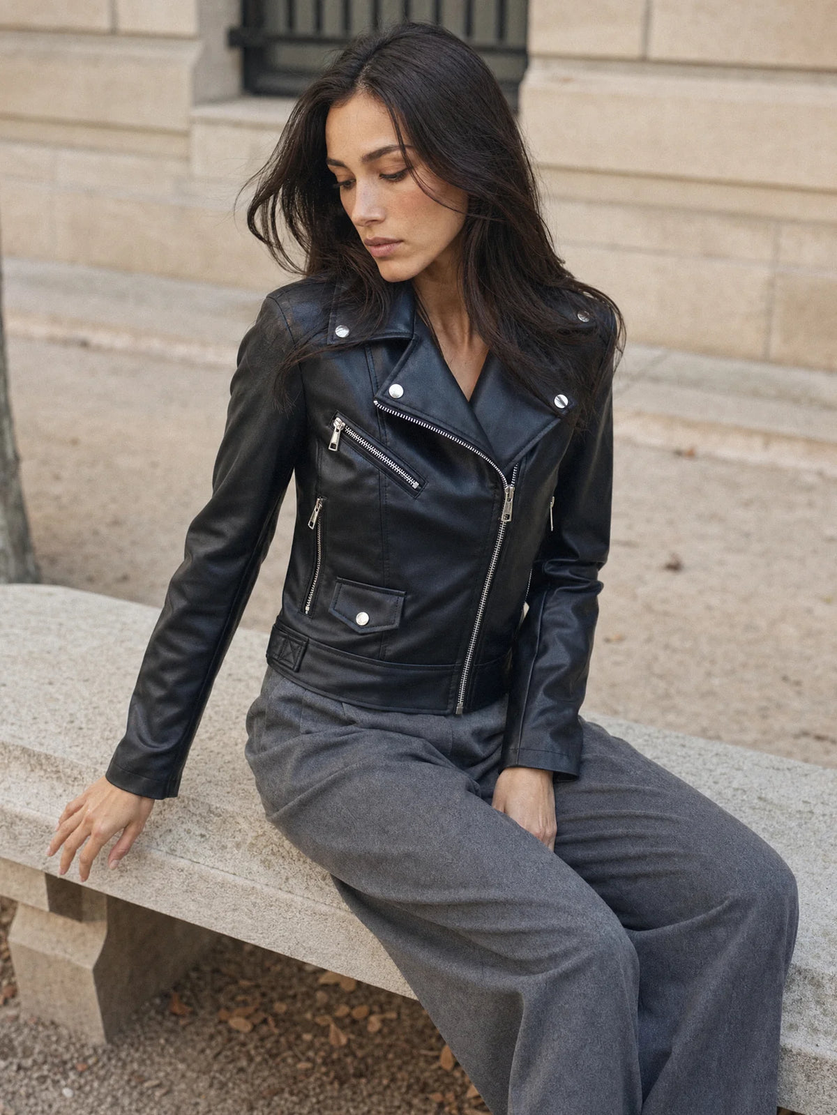 Chaqueta biker negra de efecto piel para mujer combinada con pantalón gris