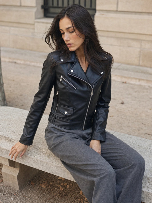 Chaqueta biker negra de efecto piel para mujer combinada con pantalón gris