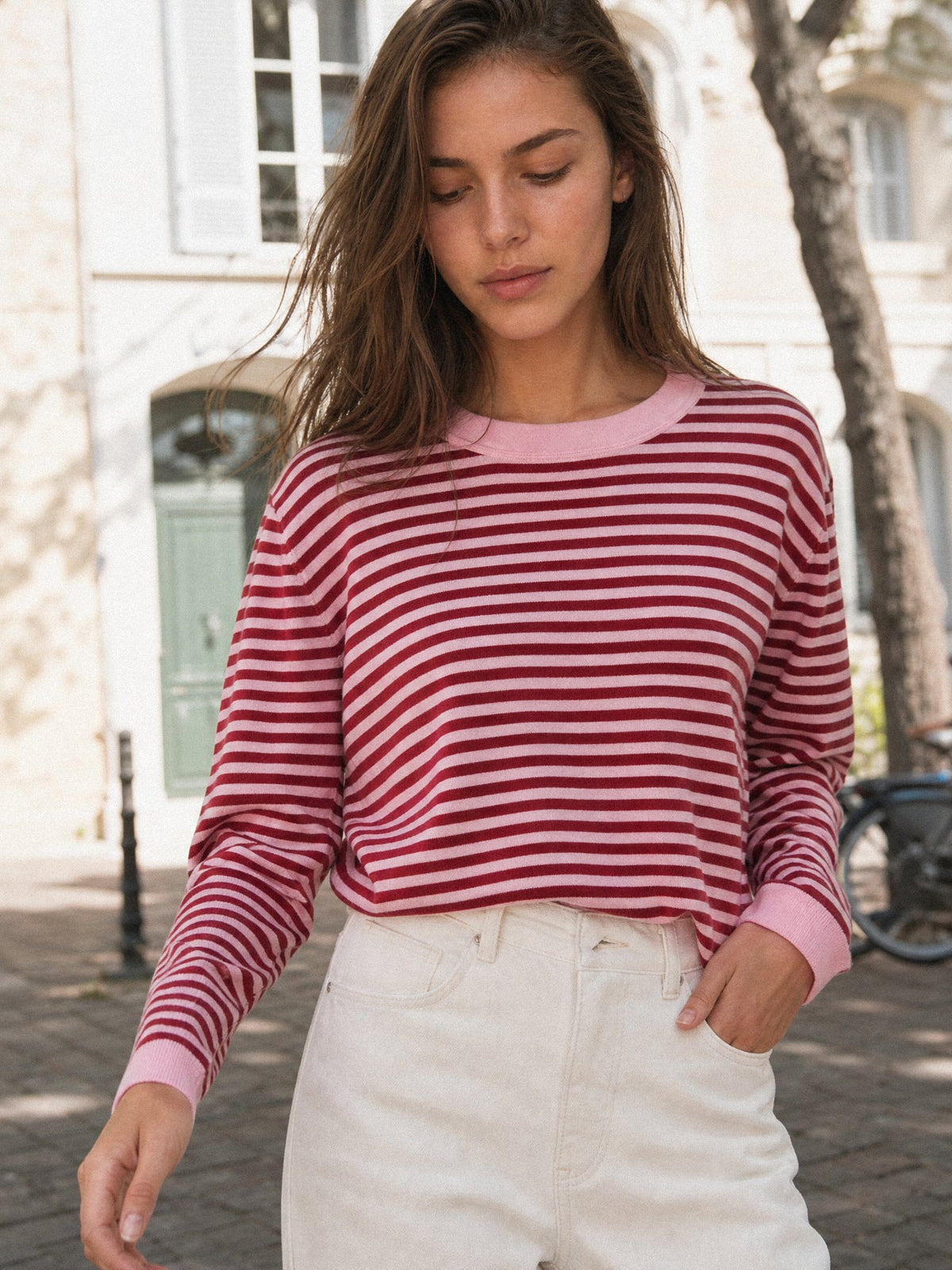 Jersey de punto a rayas rosa y granate, detalle frontal