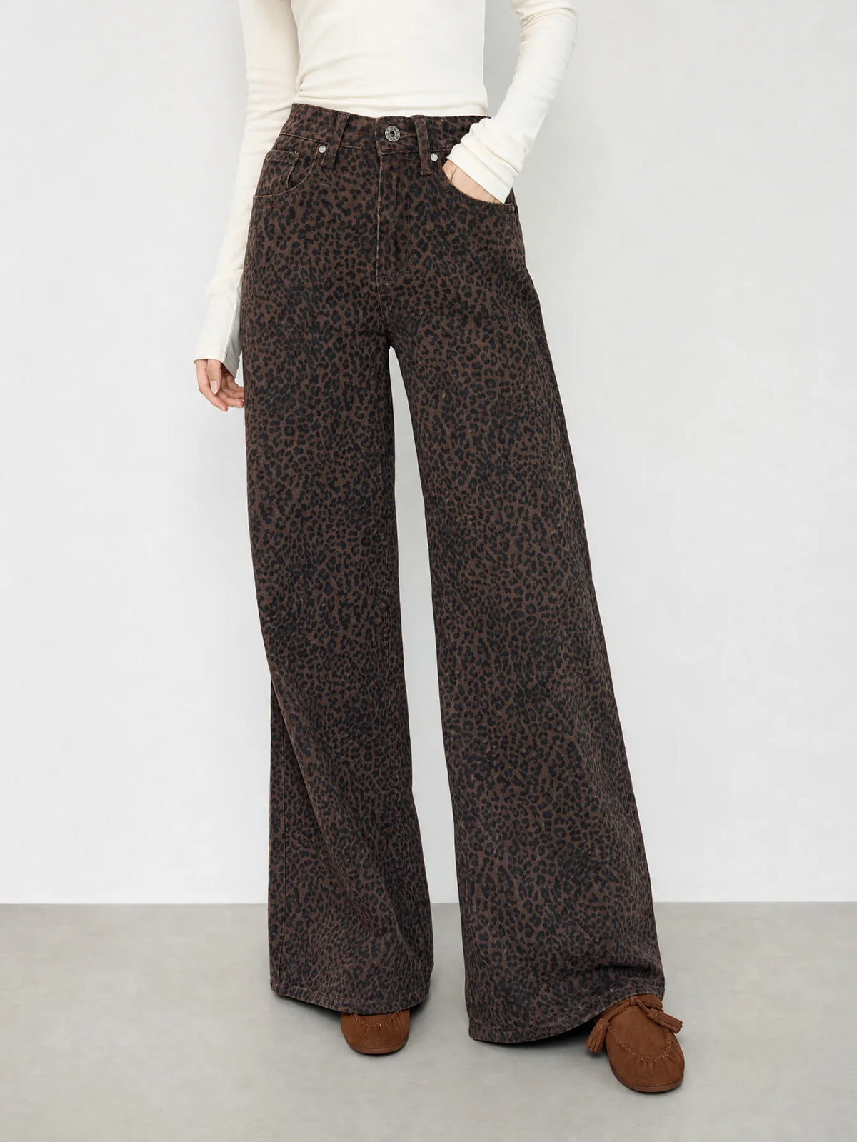 Jeans wide leg estampado animal print marrón - vista frontal