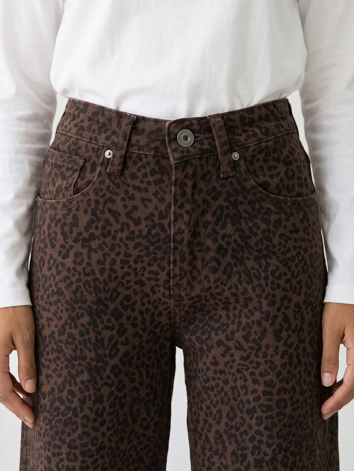 Detalle cintura y bolsillos de jeans wide leg animal print