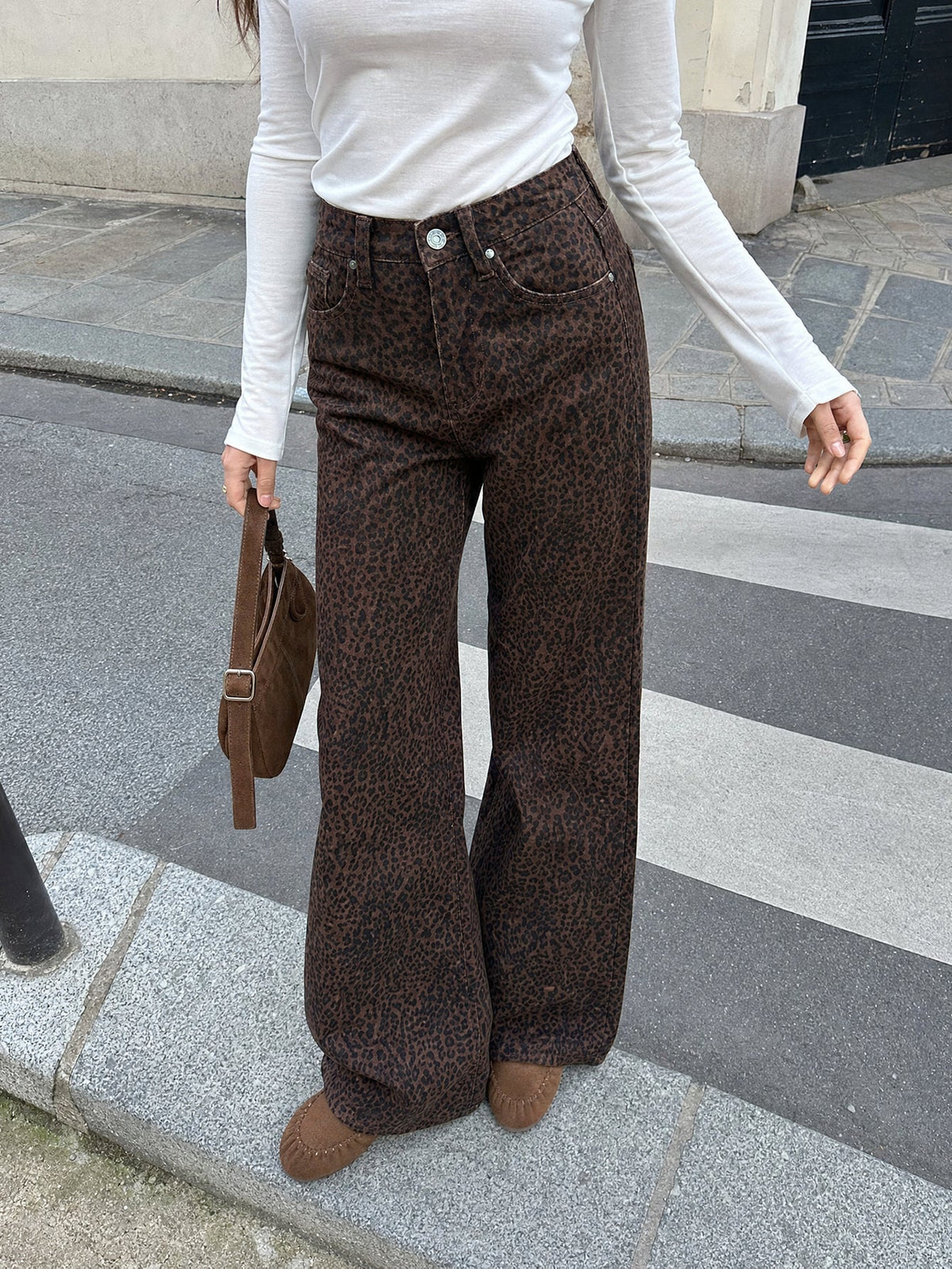Detalle bajo ancho de jeans wide leg estampado animal print