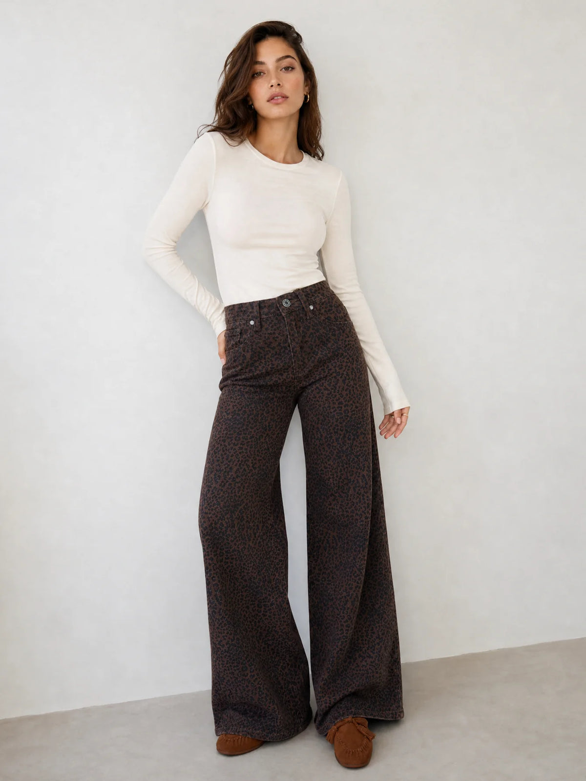 Modelo con jeans wide leg estampado animal print y jersey blanco