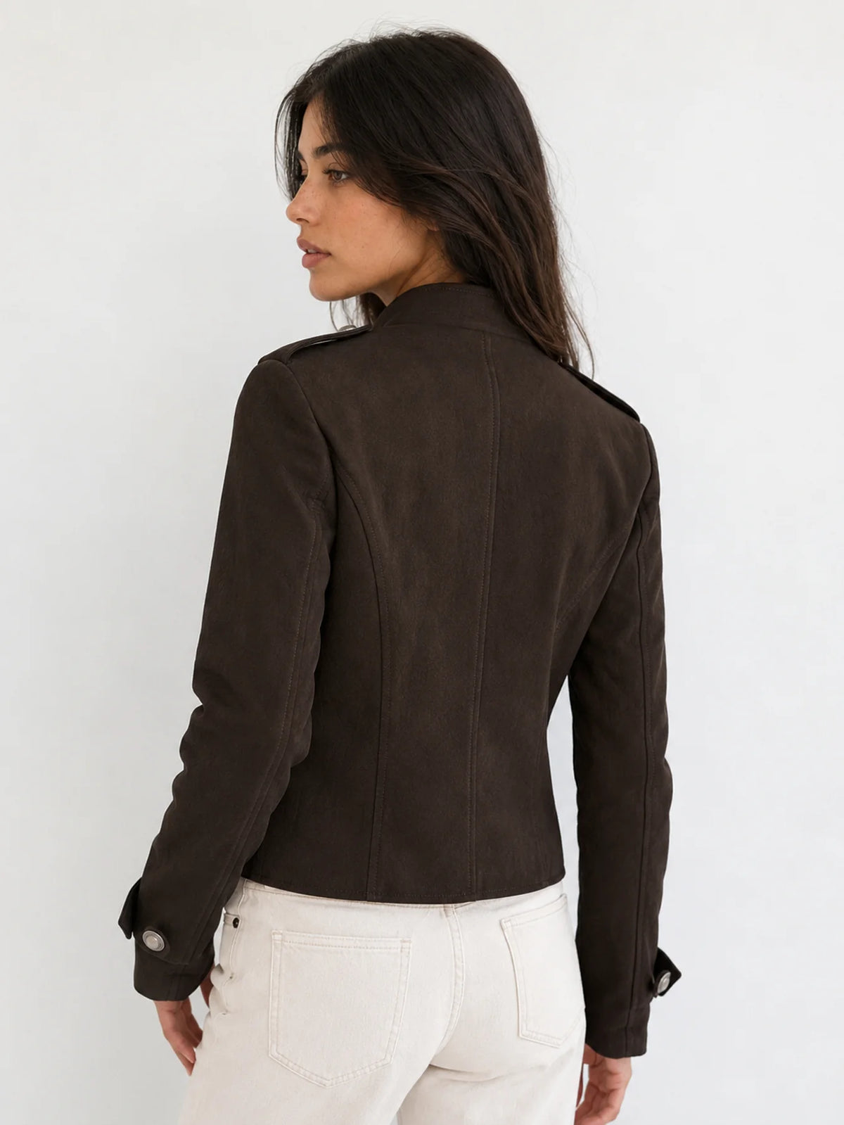 Vista trasera de chaqueta efecto ante marrón, corte entallado, mujer.