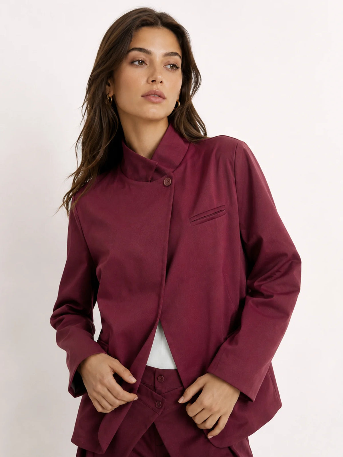 Blazer cruzada de mujer con cuello alto en color burdeos combinada con pantalon a juego NAIADRI