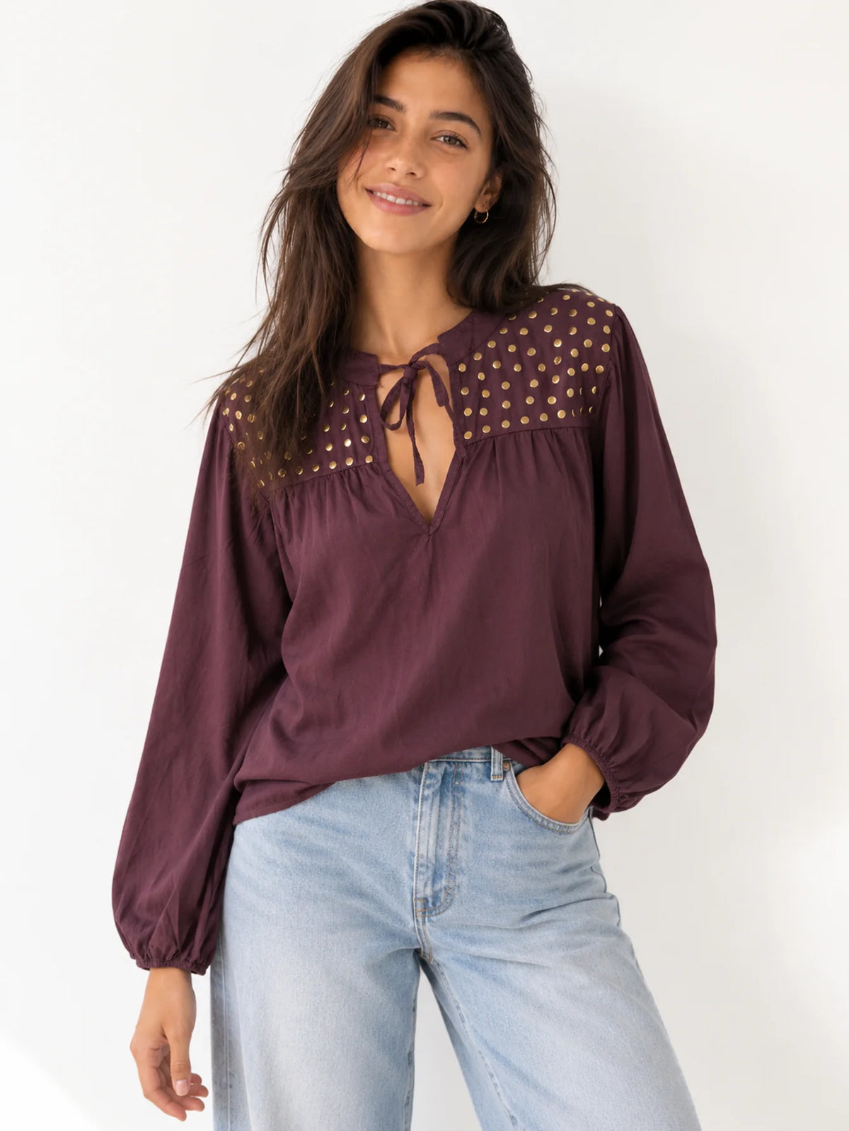 Blusa boho de algodón burdeos con tachuelas doradas y escote con lazada