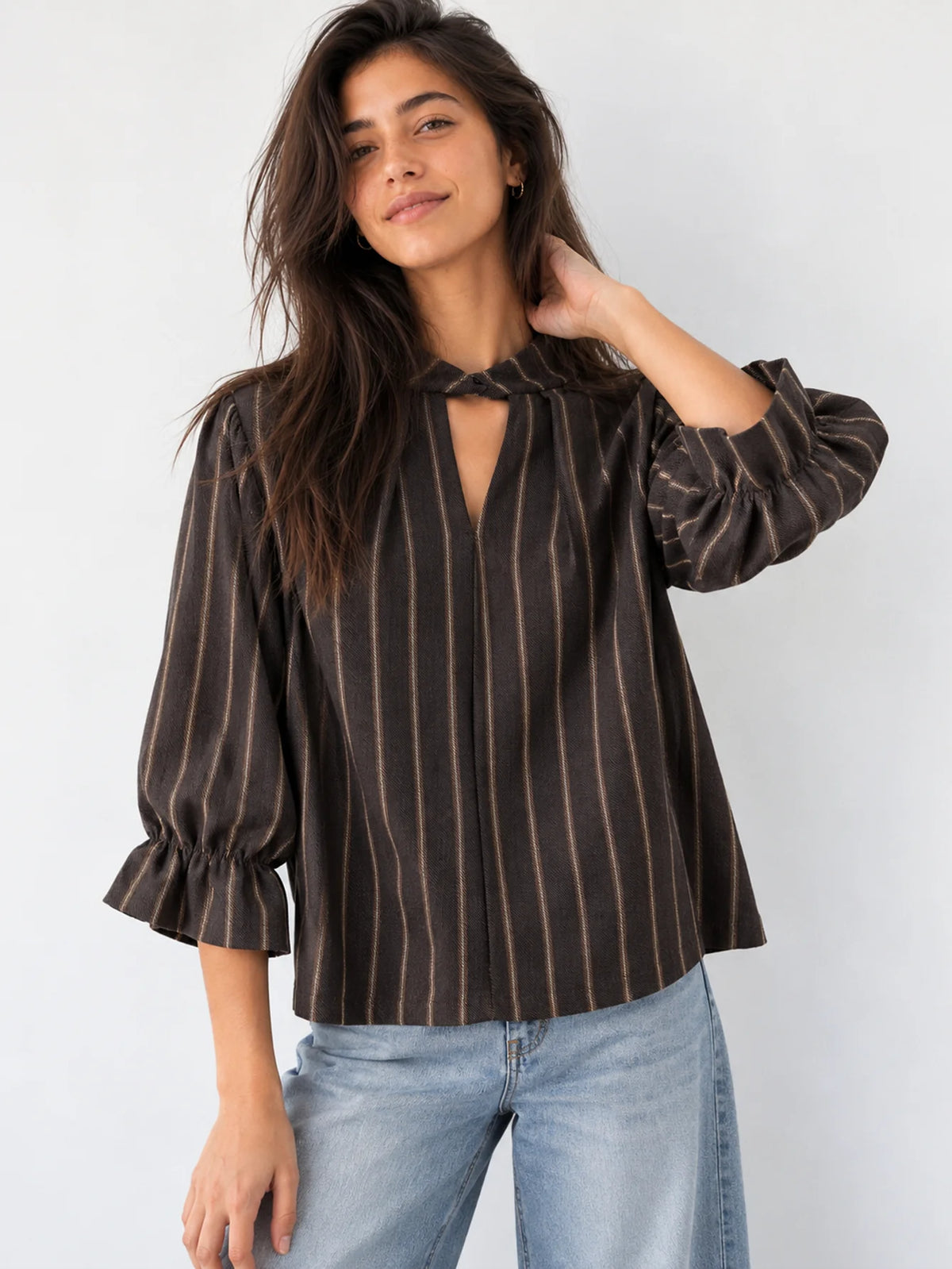 Blusa de rayas de algodón con manga volante, look frontal con jeans anchos