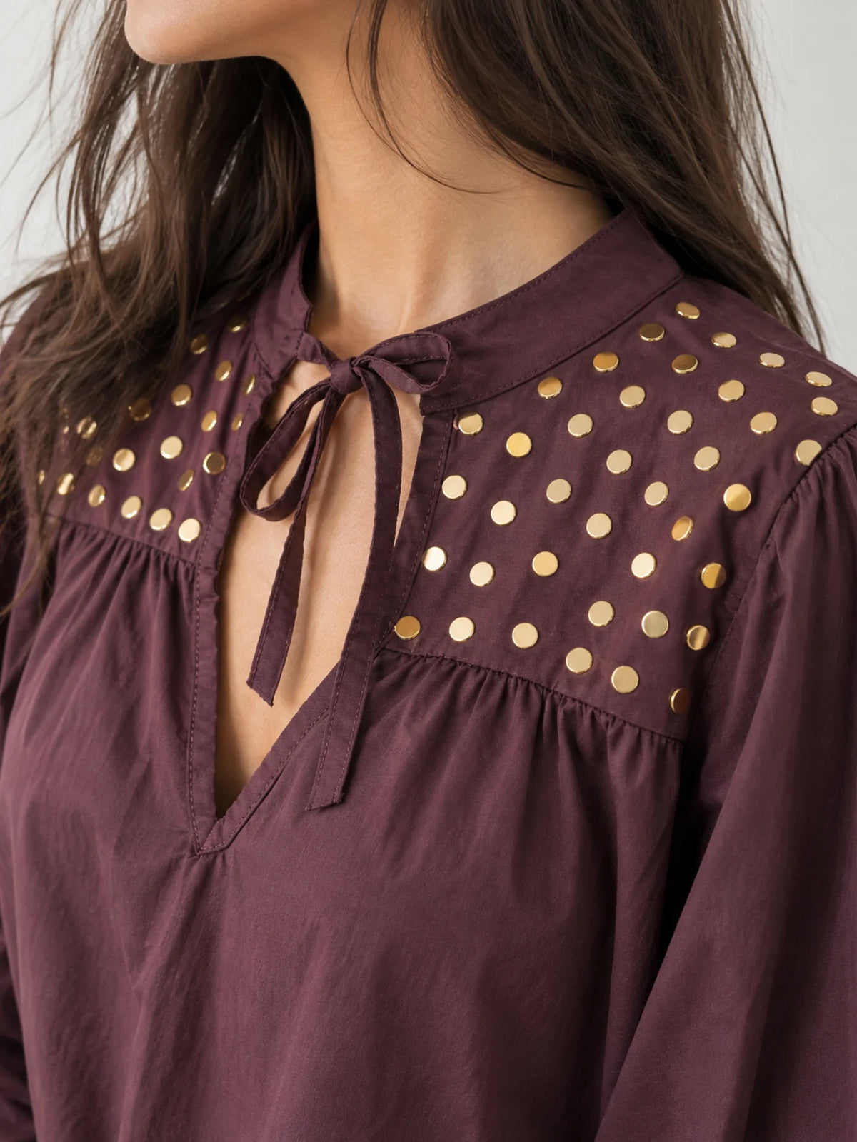 Blusa Boho de Algodón con Tachuelas Doradas