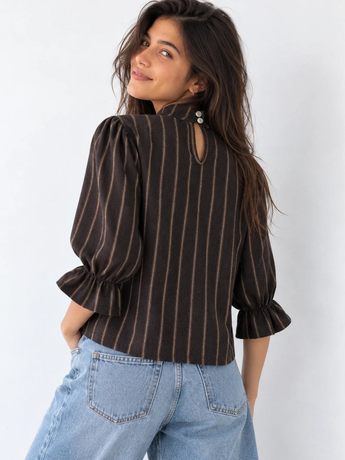 Blusa de rayas de algodón vista de espaldas con manga volante