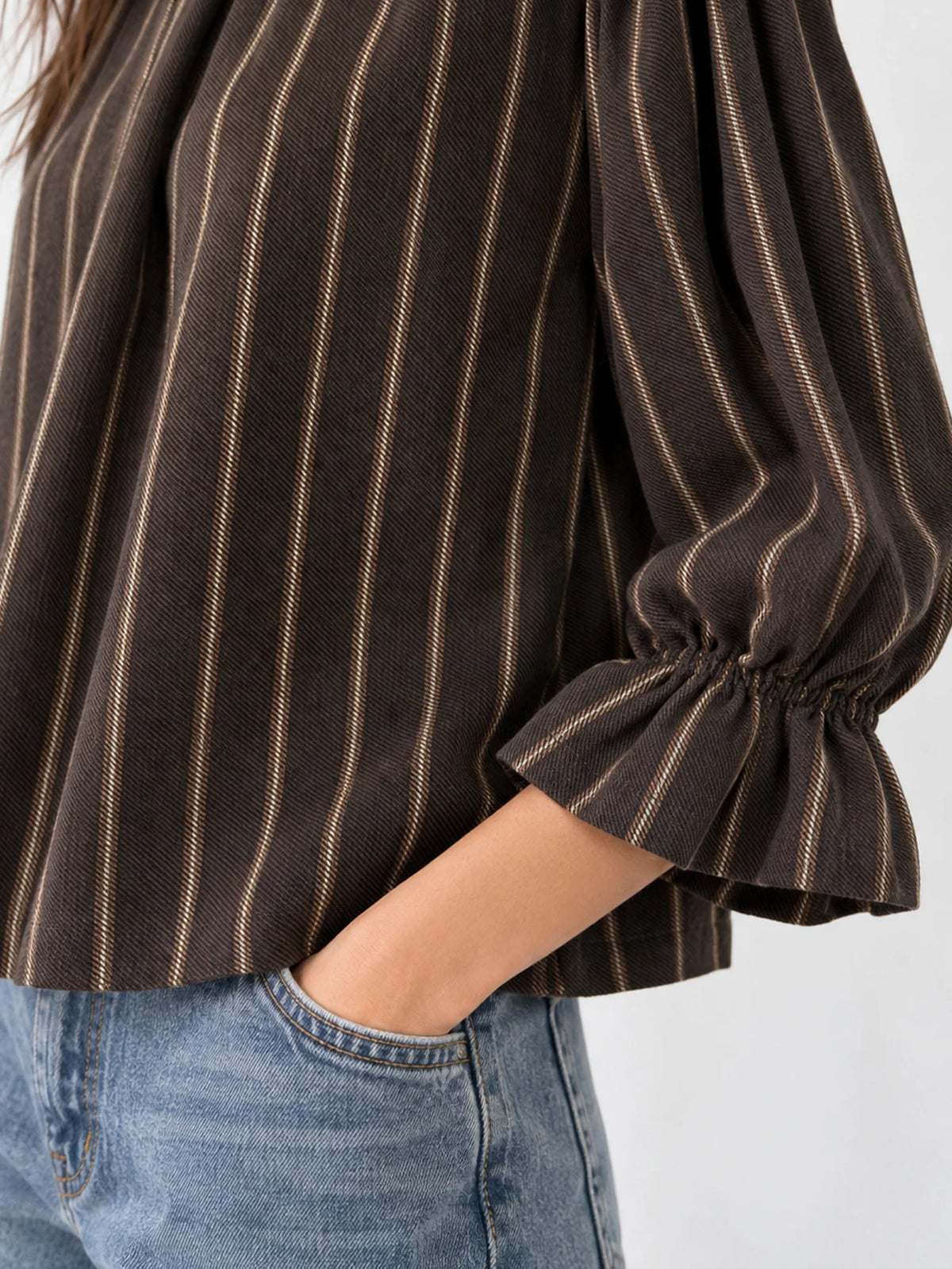 Detalle de la manga volante con puño fruncido de la blusa de rayas