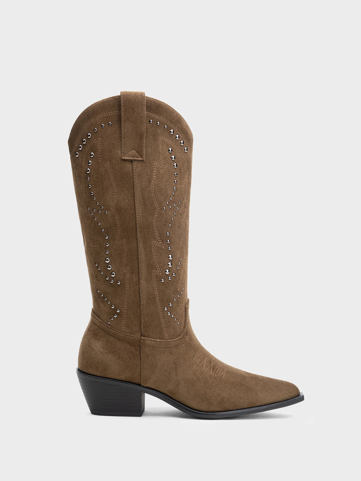 Detalle bota cowboy camel con tachuelas y tacón de 5 cm