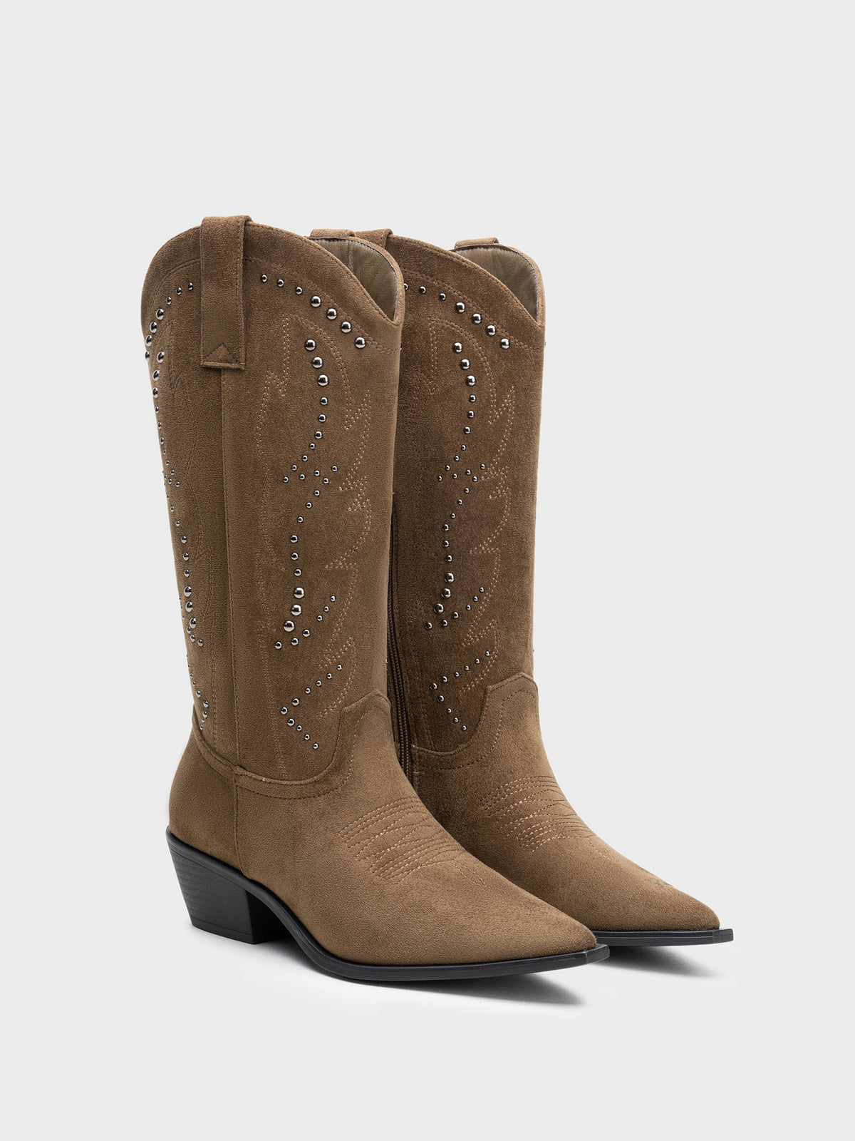 Botas cowboy con tachuelas en color camel - vista frontal