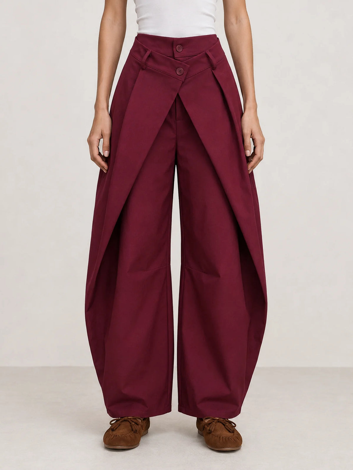 Pantalón cruzado de cintura alta en color burdeos de corte ancho de mujer