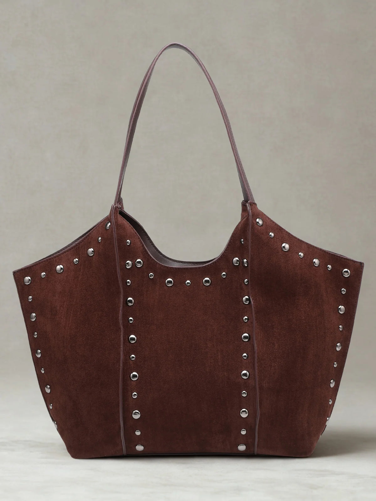 Bolso tote de hombro en color marrón con efecto ante y tachuelas metálicas