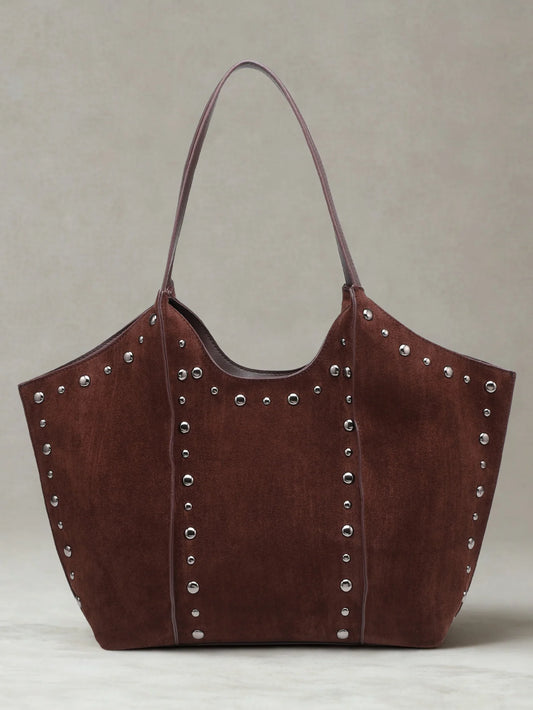 Bolso tote de hombro en color marrón con efecto ante y tachuelas metálicas
