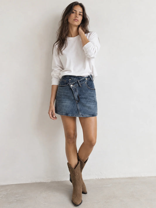 Falda pantalón vaquera asimétrica combinada con botas estilo cowboy en NAIADRI